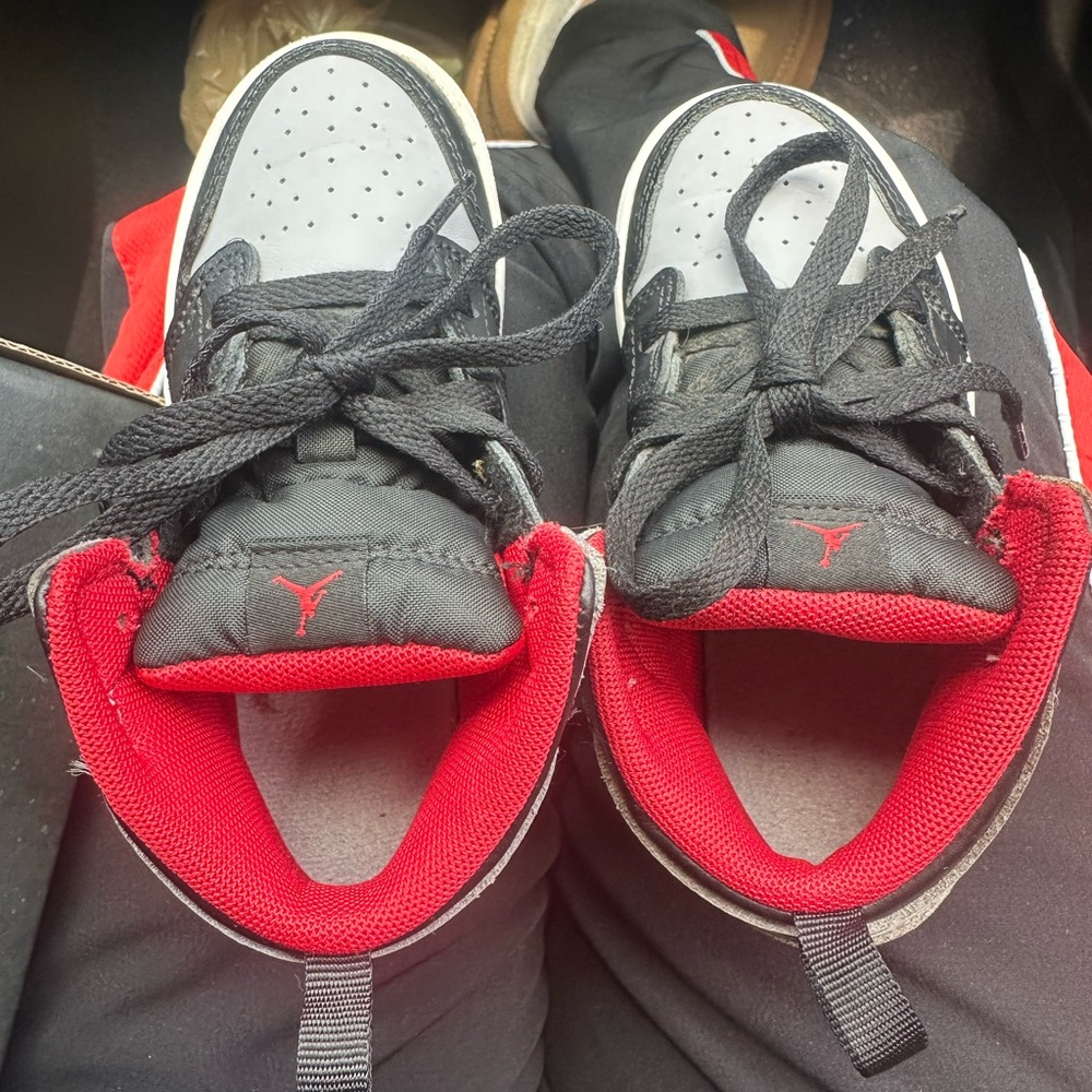 Nike Black and Red Sneakers Athletic Low-Top